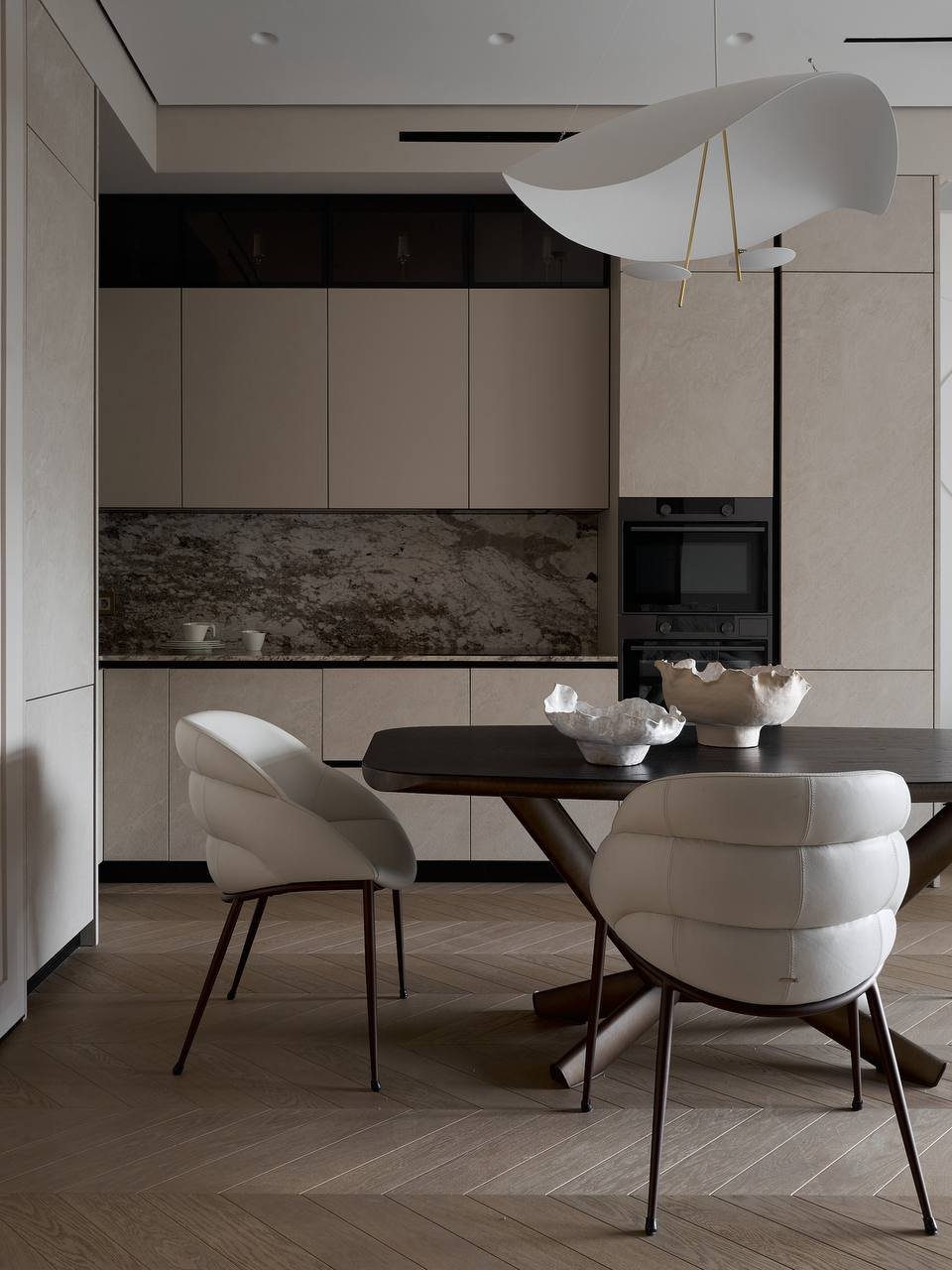 Harmony of lines and volumes: unusual plaster bas-relief in the living room interior