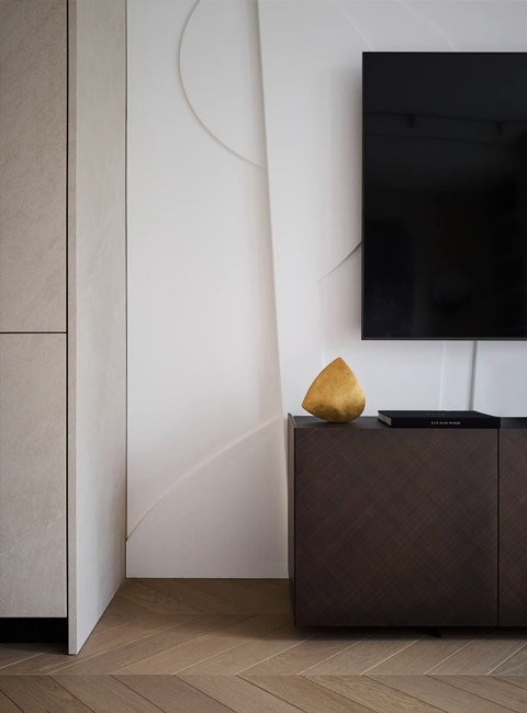 Harmony of lines and volumes: unusual plaster bas-relief in the living room interior