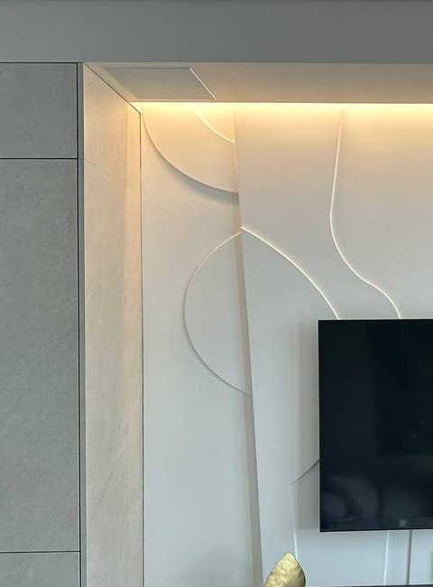 Harmony of lines and volumes: unusual plaster bas-relief in the living room interior