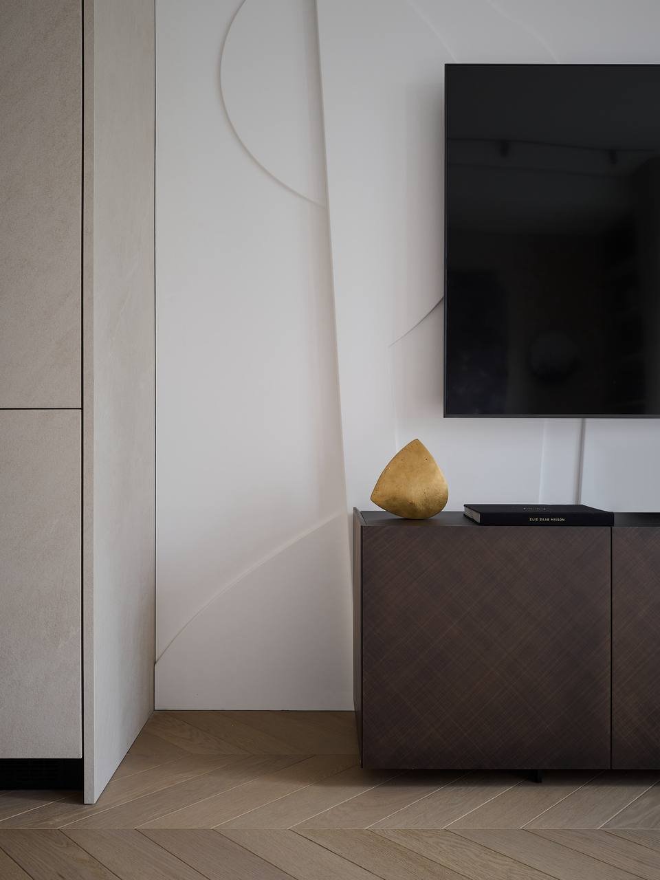 Harmony of lines and volumes: unusual plaster bas-relief in the living room interior