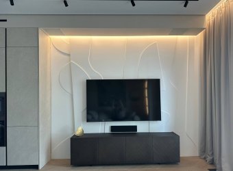 Harmony of lines and volumes: unusual plaster bas-relief in the living room interior
