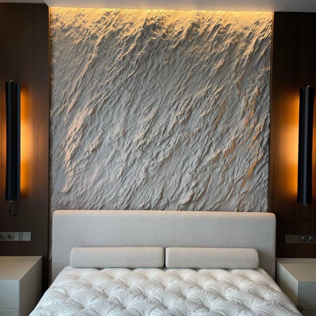 The textured bas-relief STONE in the bedroom interior