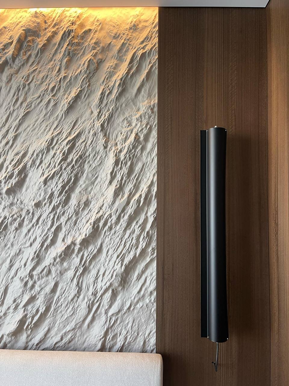 The textured bas-relief STONE in the bedroom interior