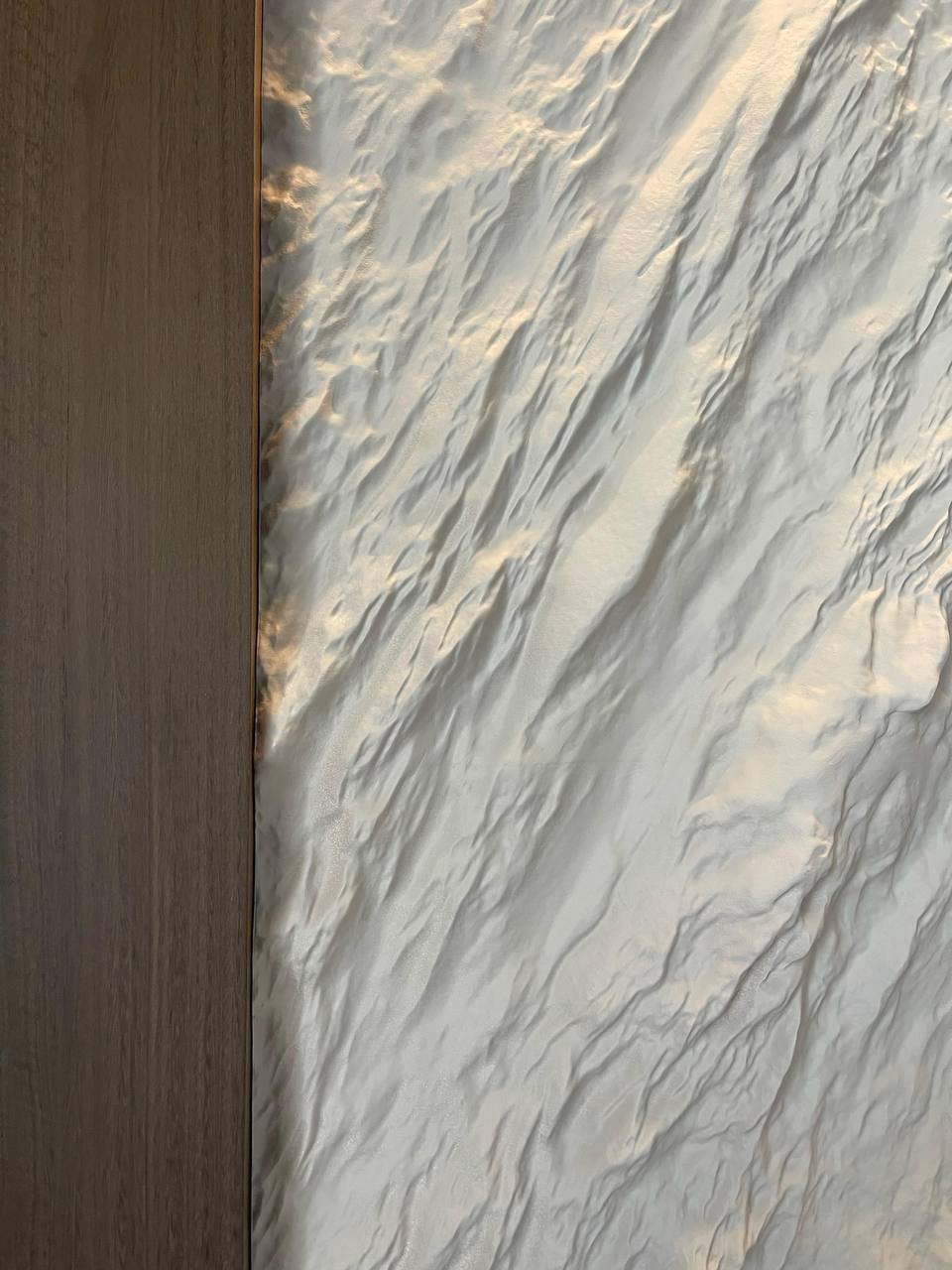 The textured bas-relief STONE in the bedroom interior