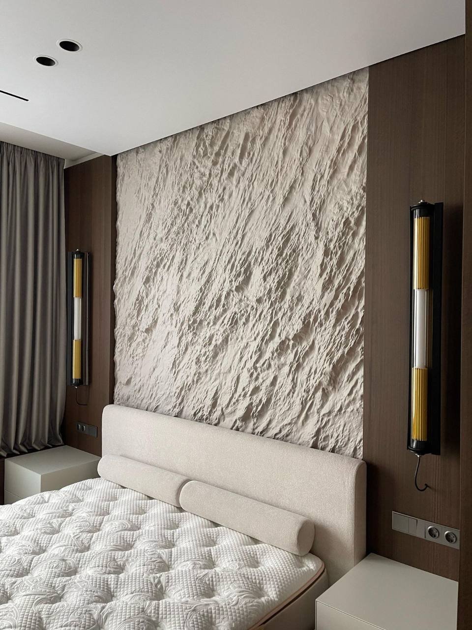 The textured bas-relief STONE in the bedroom interior